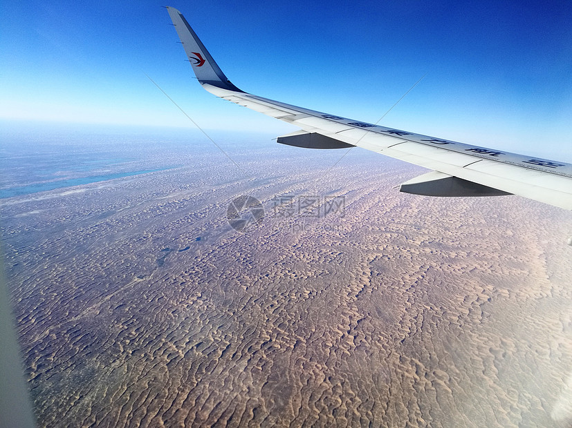 大美新疆飞机掠过沙漠图片
