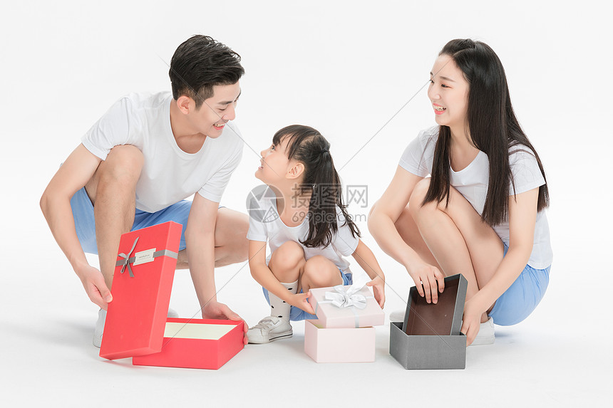幸福一家人惊喜打开礼盒图片