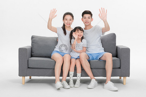 坐在沙发上的快乐一家人