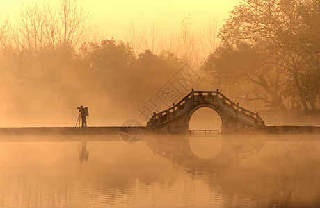 西湖情人桥黄昏的杭州西湖背景