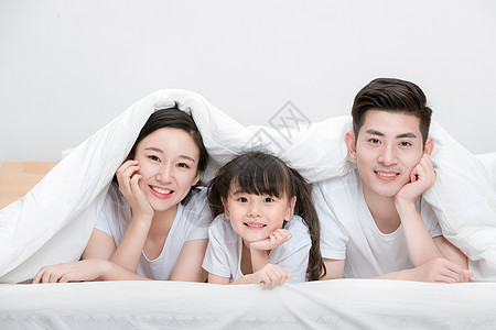 在床上幸福的一家人高清图片