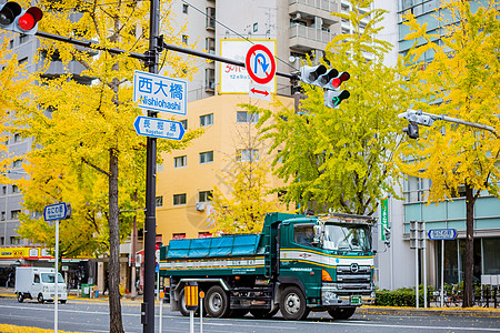 日本街道秋景高清图片