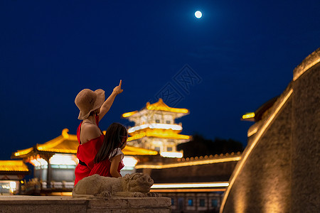 中秋旅游看中秋月亮的女子背影背景