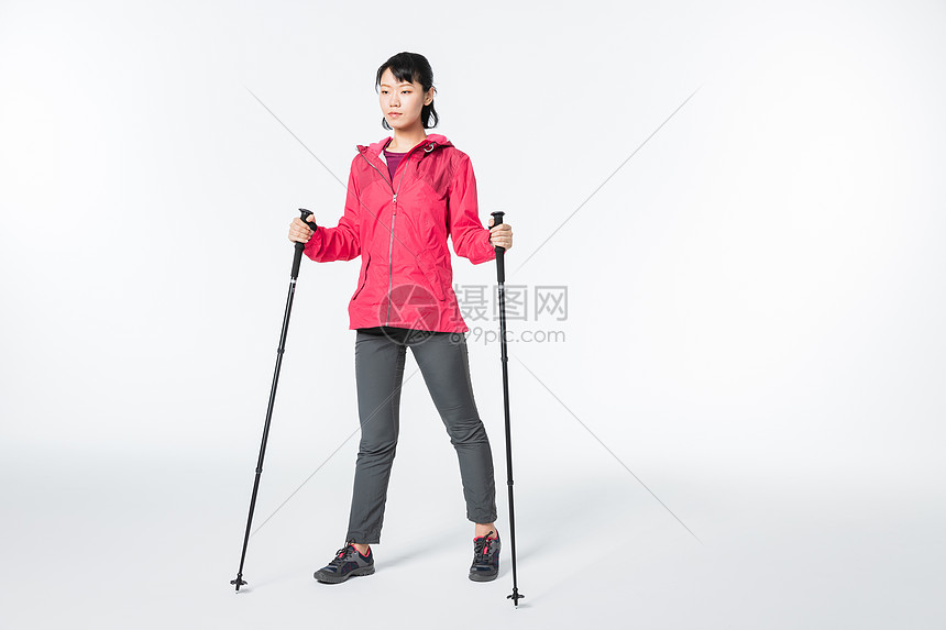 远足女性用登山杖热身图片