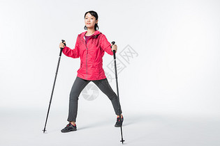 远足女性用登山杖热身图片