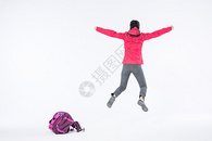 远足女性登高成功跳跃背影图片
