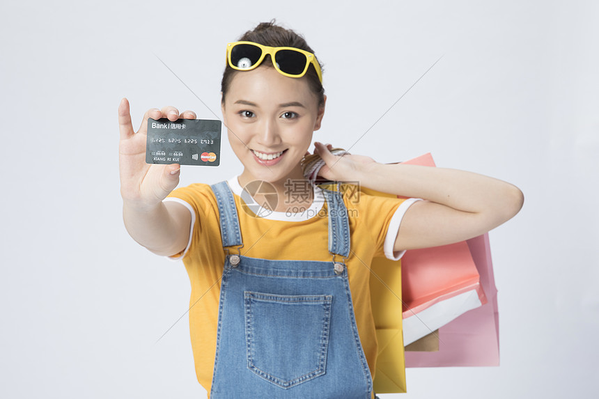 女性信用卡购物图片