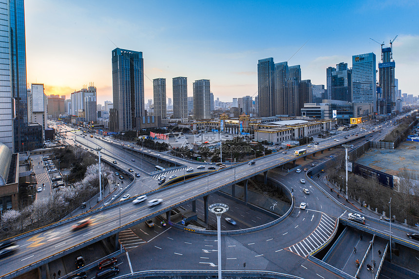 城市高架车流延时摄影图片