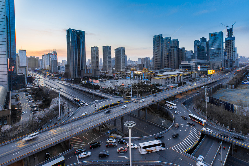 城市高架车流延时摄影图片