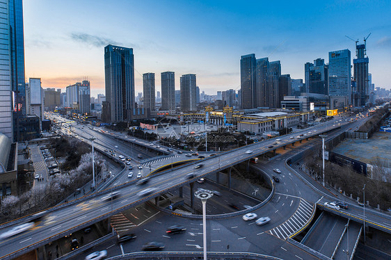 城市高架车流延时摄影图片