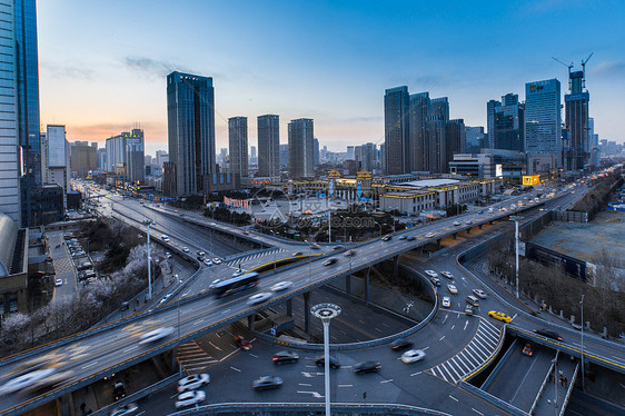 城市高架车流延时摄影图片