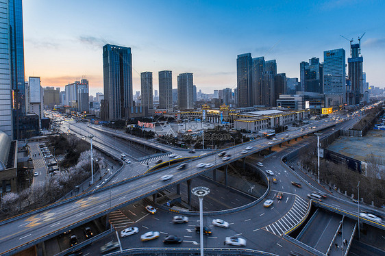 城市高架车流延时摄影图片