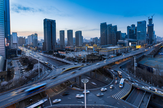 城市高架车流延时摄影图片