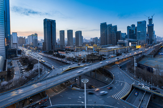 城市高架车流延时摄影图片