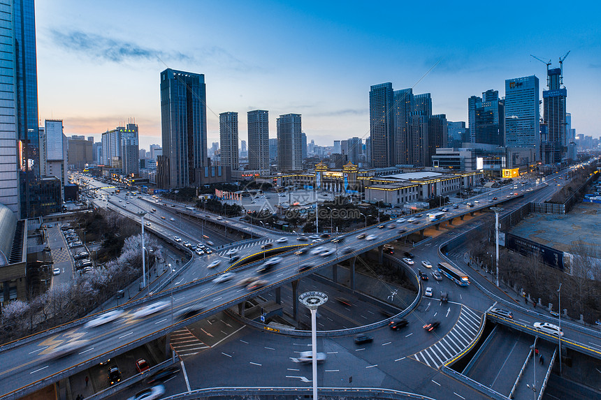 城市高架车流延时摄影图片