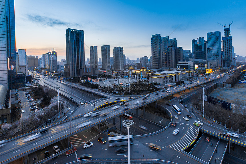 城市高架车流延时摄影图片