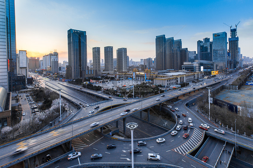 城市高架车流延时摄影图片