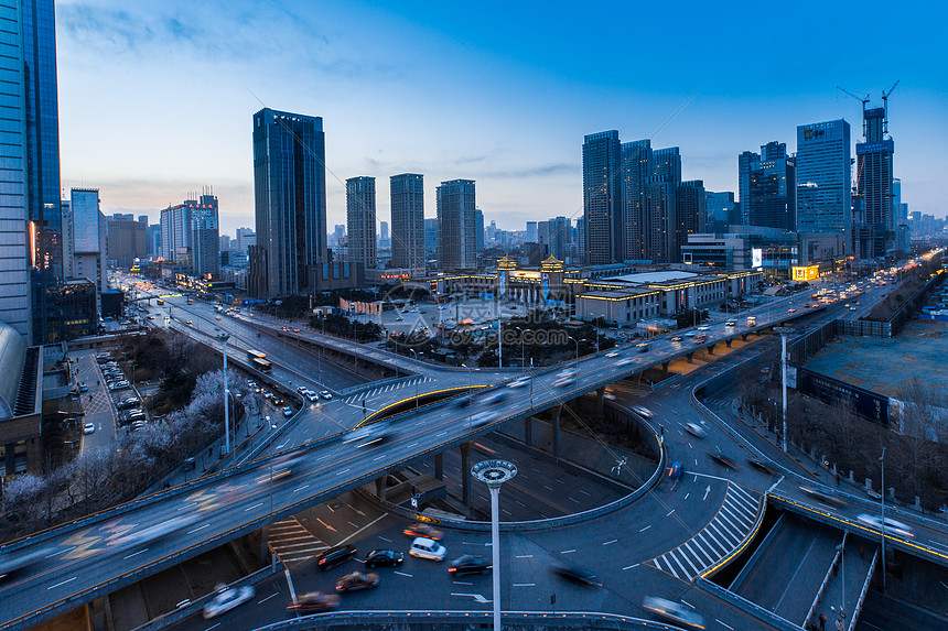 城市高架车流延时摄影图片