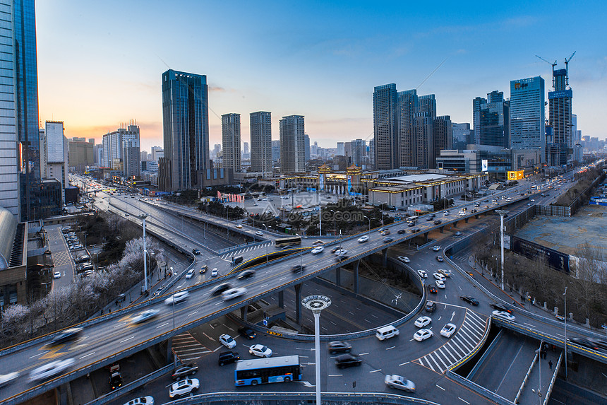 城市高架车流延时摄影图片