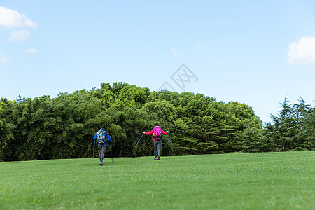 登山跑步户外远足情侣奔跑背影背景