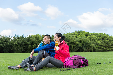 情侣旅行户外远足情侣休息喝水背景