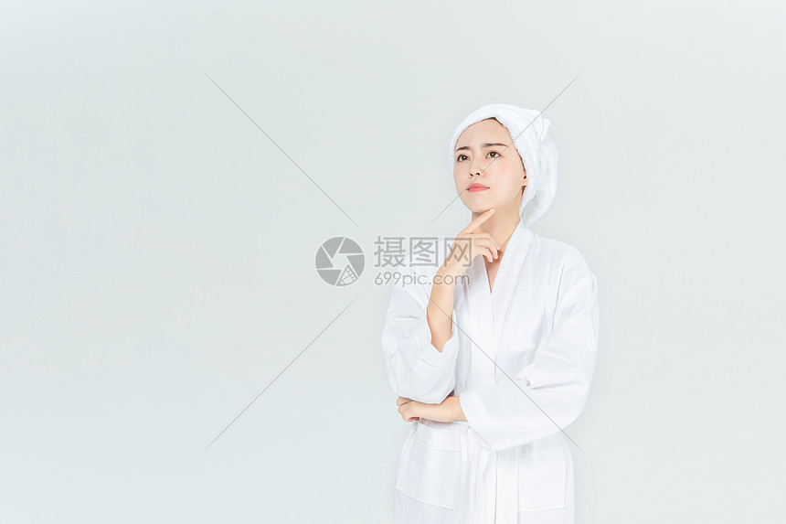 穿浴袍美女思考图片