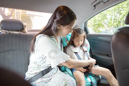 温馨汽车妈妈孩子安全出行背景