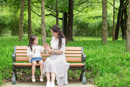 妈妈陪伴孩子公园休息图片