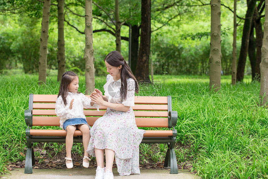 妈妈陪伴孩子公园休息图片