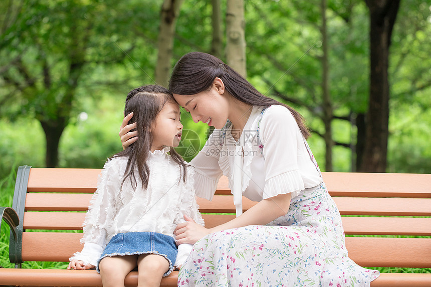 妈妈陪伴孩子公园休息图片