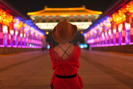 看夜景的少女背影高清图片