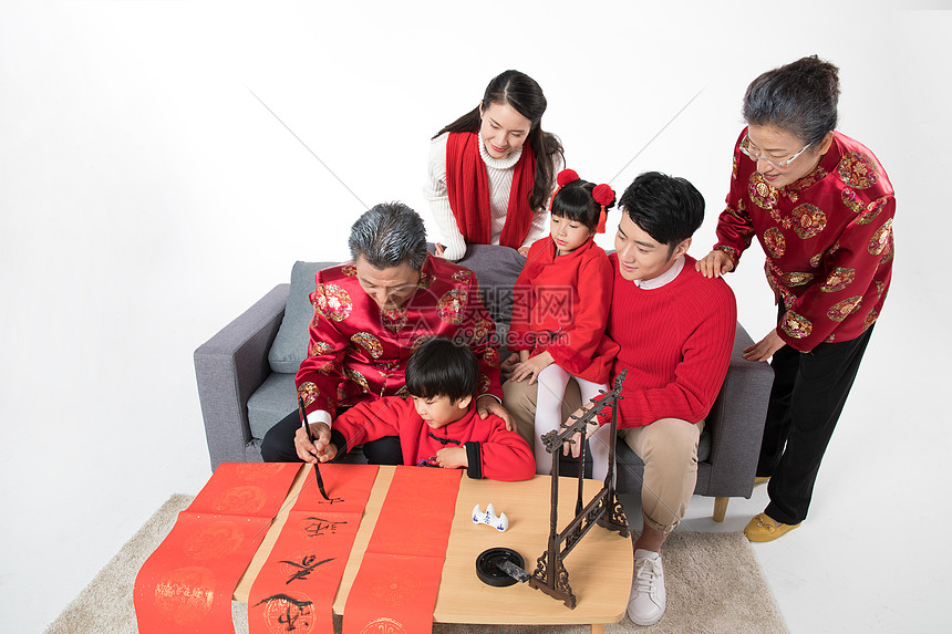 新年家庭写春联图片