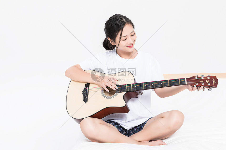 女生弹吉他图片
