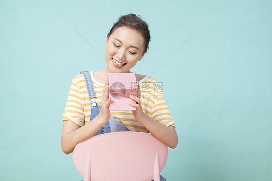 女性购物礼物图片