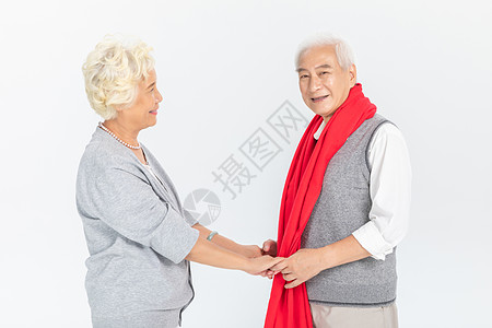 奶奶给爷爷带围巾图片