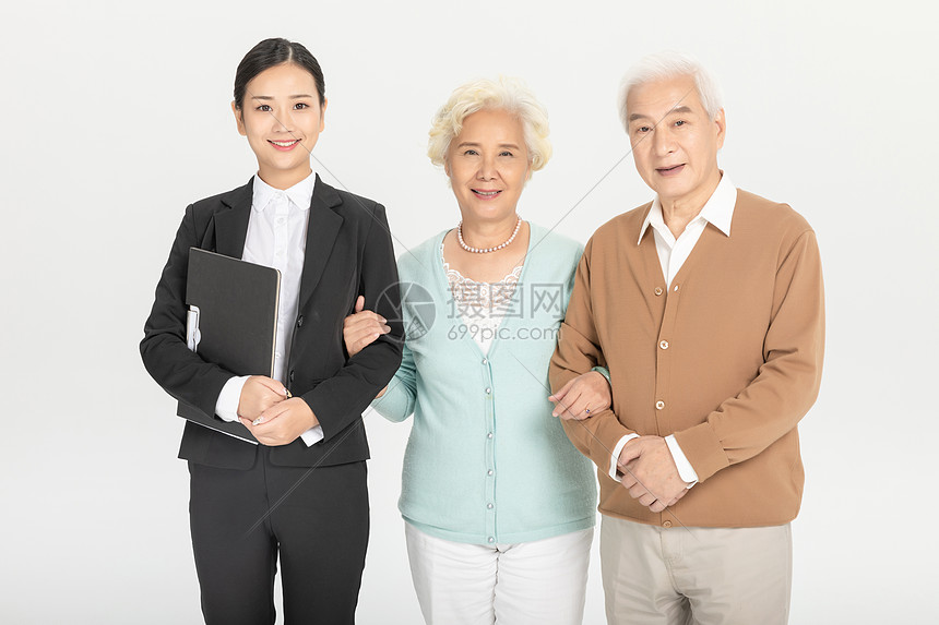 老年夫妻与保险顾问三人形象图片