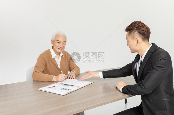 老人签订保险图片