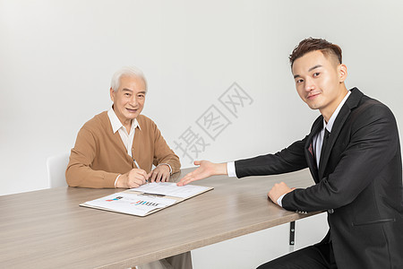 老人签订保险图片