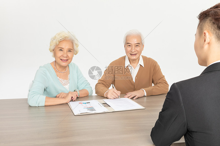 老年夫妻签订合同图片