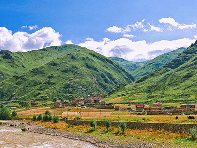川西山峦河流间的藏族村庄图片