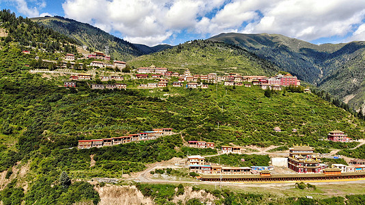 川西沿山而建的藏族村落背景图片