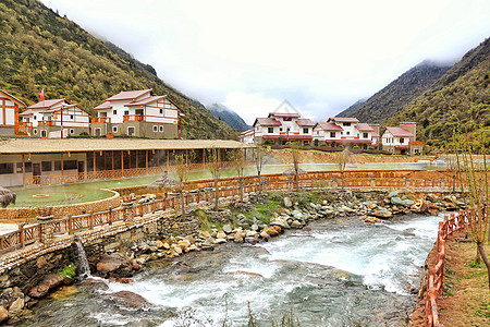 山间酒店康定雾气氤氲的中古温泉山庄背景