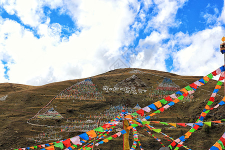 塔公蓝天下的藏地经幡高清图片