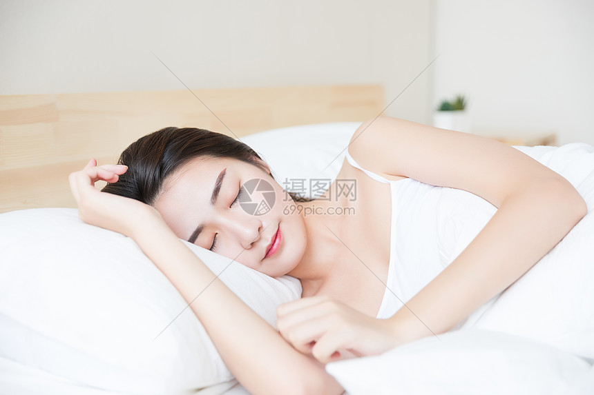 年轻美女床上睡觉图片