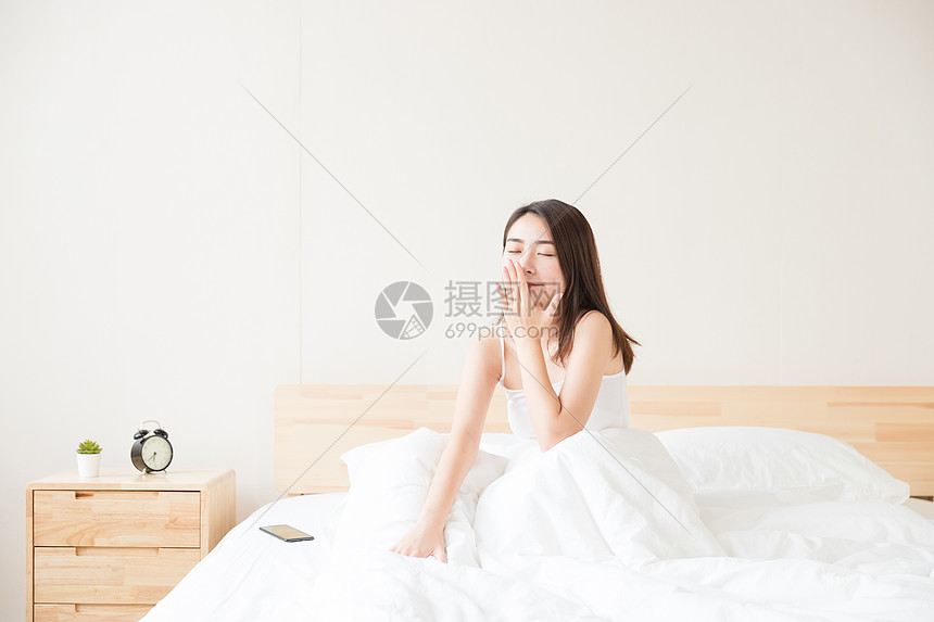 年轻女性起床打哈欠图片