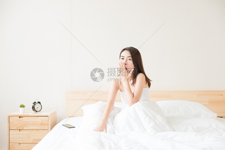 年轻女性起床打哈欠图片