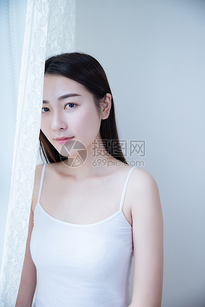 窗边美女写真图片