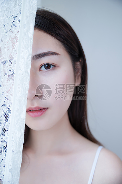 窗边美女写真图片