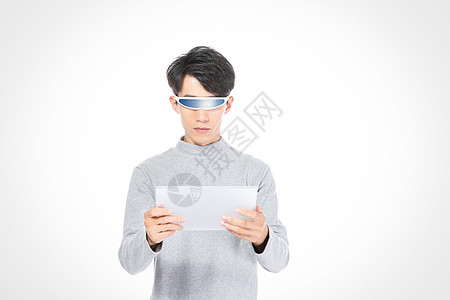 戴智能眼镜的人使用透明平板图片
