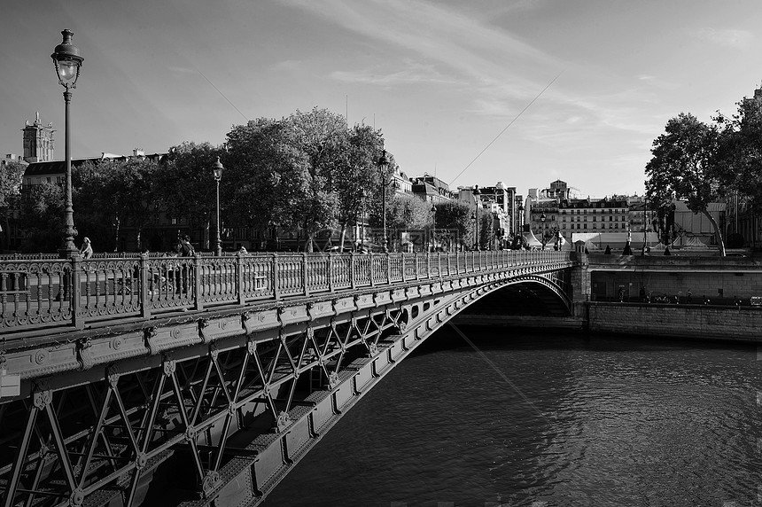法国巴黎塞纳河畔铁桥图片